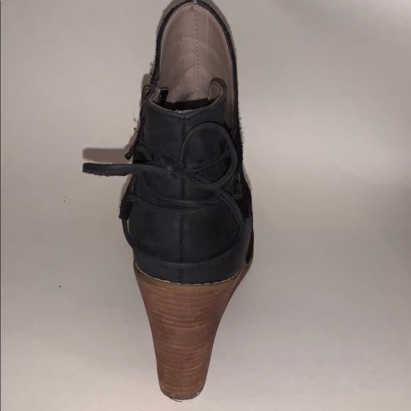 Hinge Booties - Picture 2 of 5